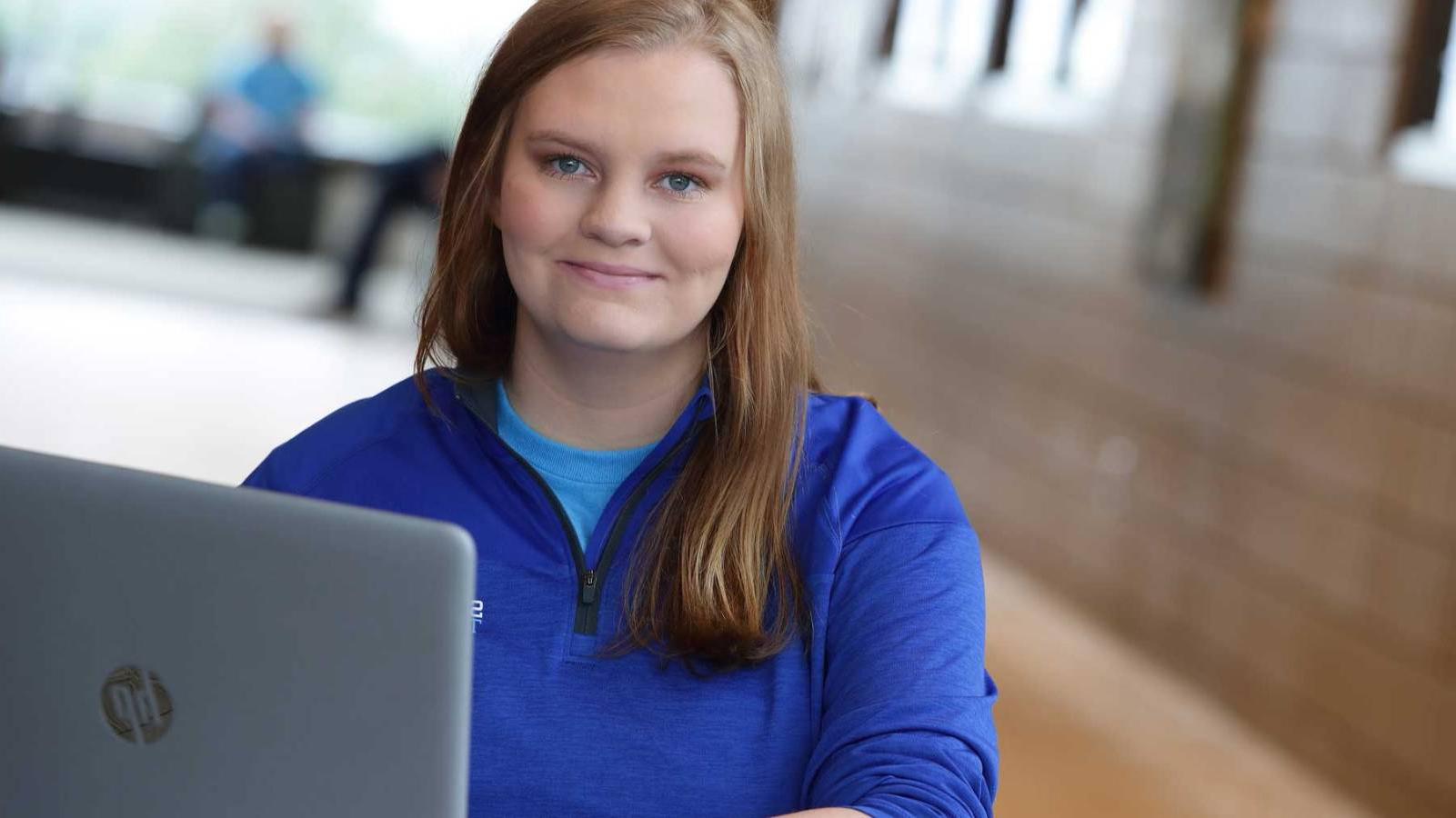 young female 学生 with laptop